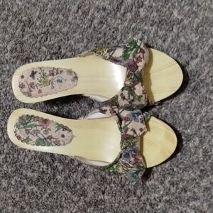 Size 6 wooden floral heels good used condition
